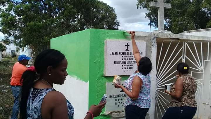 En plena labor de pintura para cumplir promesa a sus padres fallecidos.