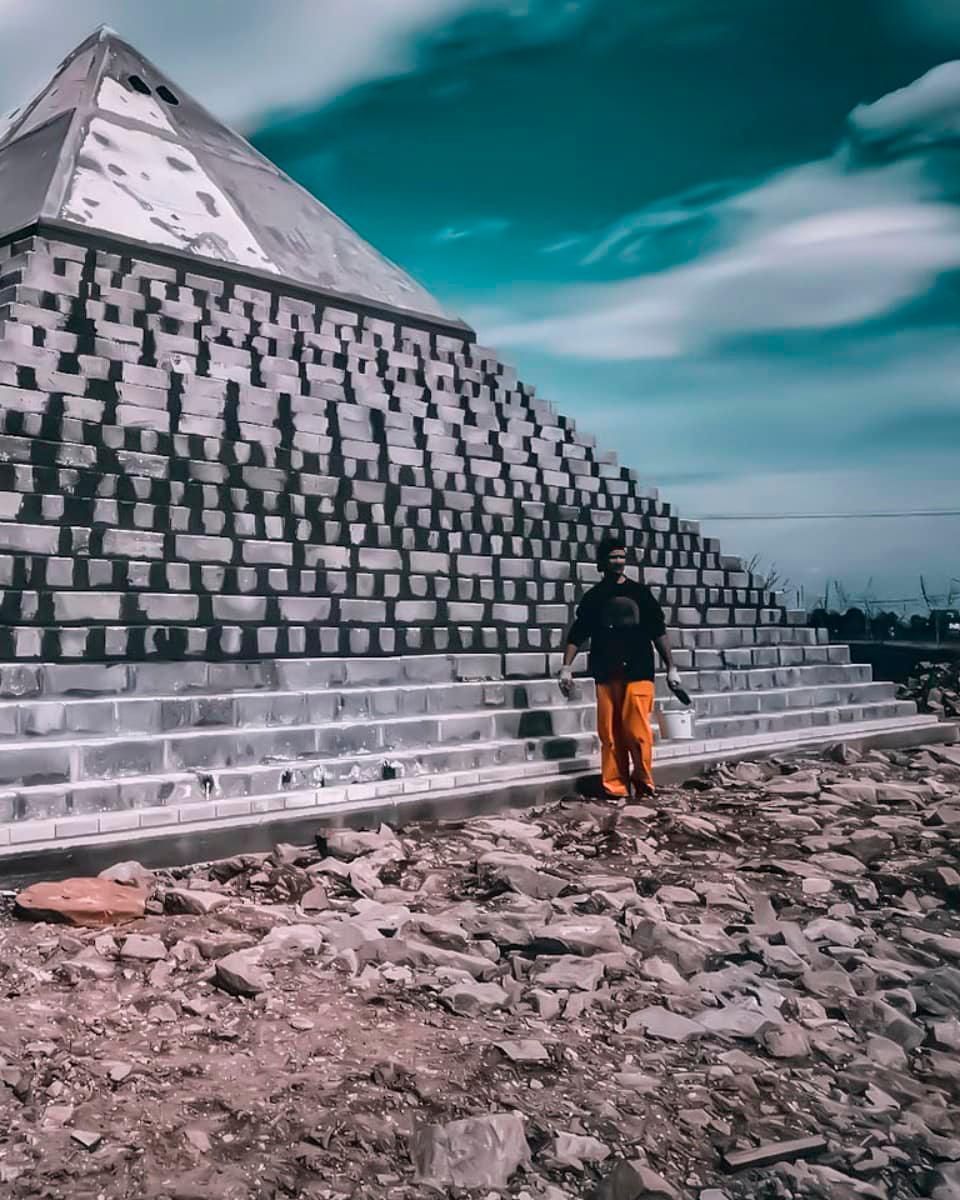 La construcción, edificada a una escala de 1 a 19 del monumento original.