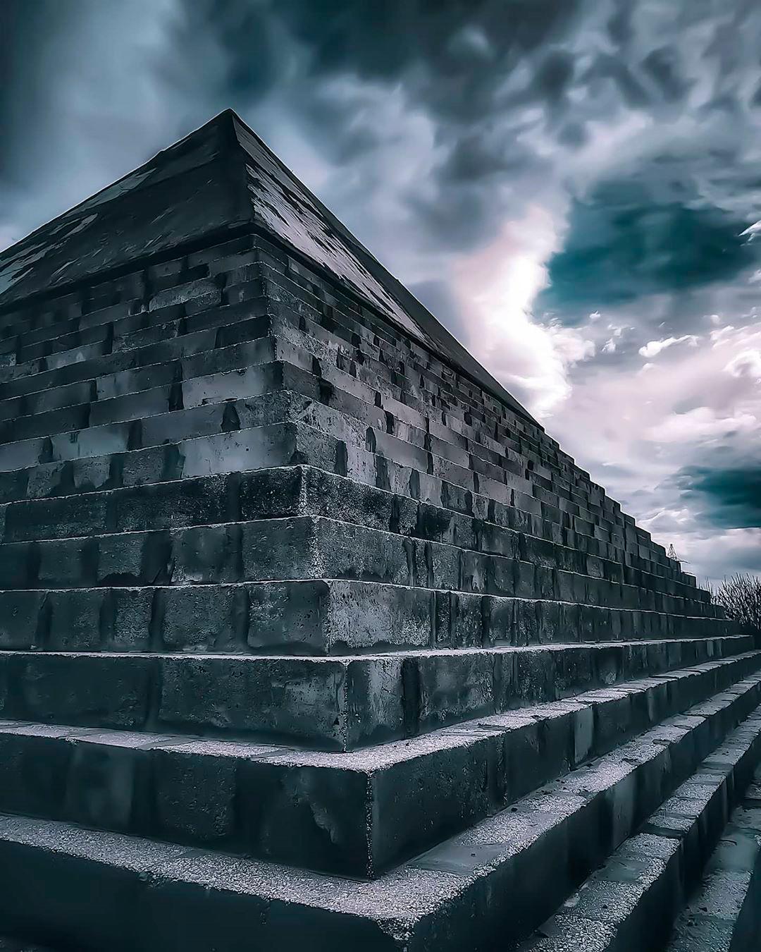 Los autores de la obra, apilaron durante dos años bloques de concreto cuyo peso total alcanzaría las 400 toneladas.