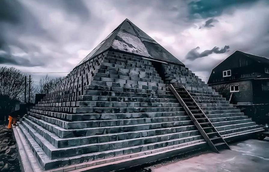 Pareja rusa construye réplica de una pirámide egipcia en su patio 