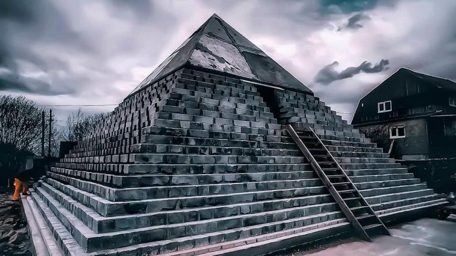 Pareja rusa construye réplica de una pirámide egipcia en su patio Pareja rusa construye réplica de una pirámide egipcia en su patio