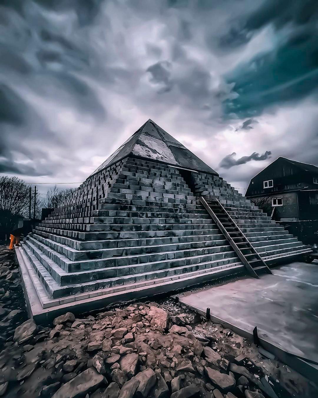 La construcción alcanza los 9 metros de altura.