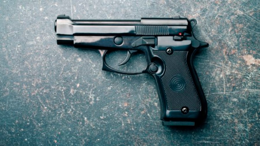 Policía confirma pistola despojada a presunto delincuente está vinculada a homicidio  