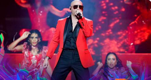 El Alfa sube al escenario de Premios Juventud con Pitbull y Farruko