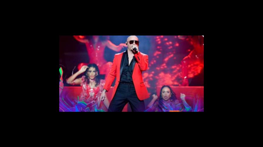 El Alfa sube al escenario de Premios Juventud con Pitbull y Farruko