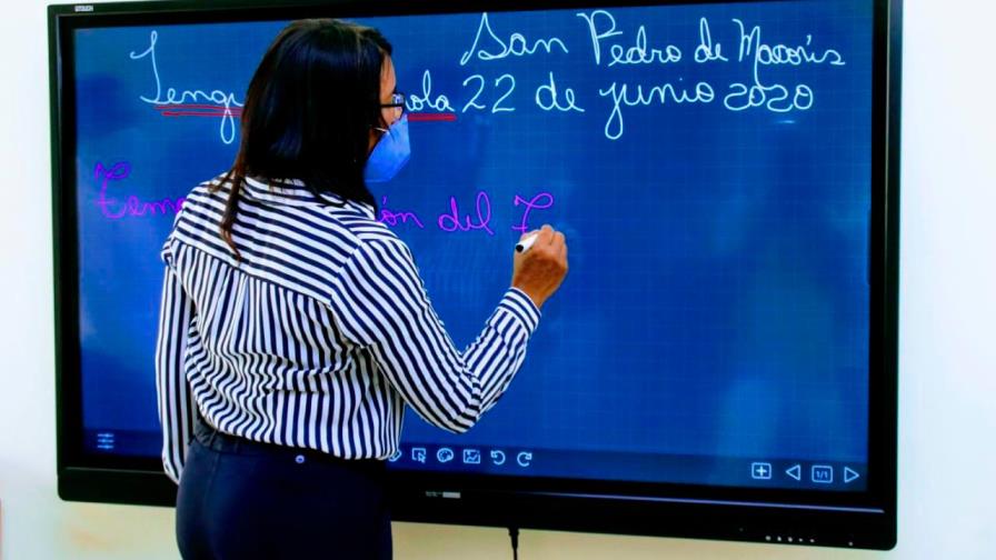 Minerd continúa entrega de pizarras digitales en San Pedro de Macorís