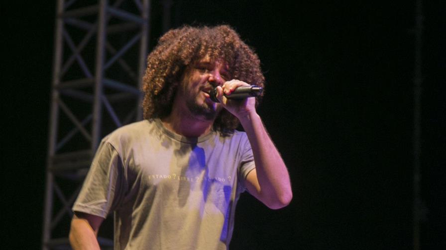 Cantante denuncia que la gente muere en Puerto Rico por COVID-19