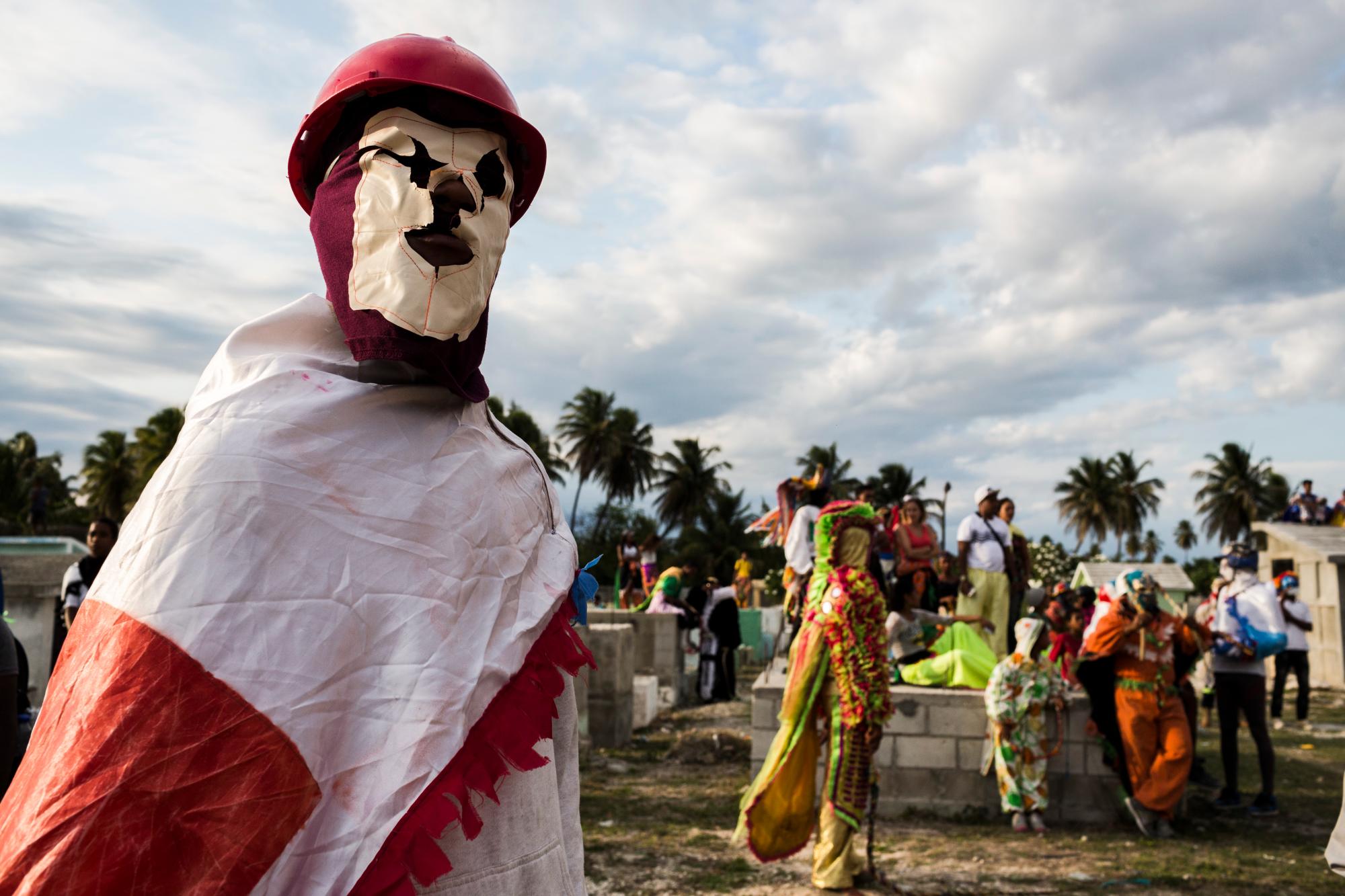 Un joven disfrazado de Manta Roja espera la quema del Júa, el 3 de abril de 2018 en el municipio de Cabral, Barahona.
