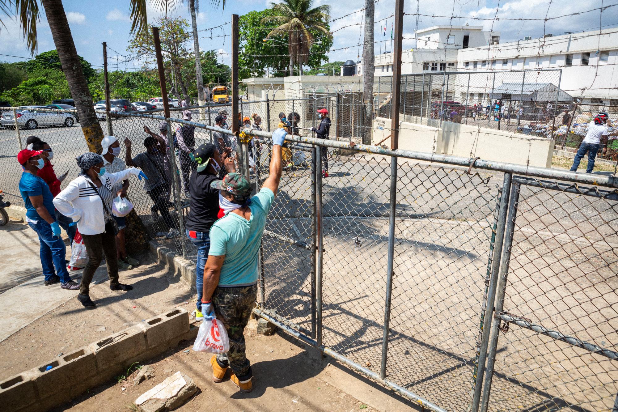 Los presos recogían lo que les llevaban sus familiares sin tener contacto físico.
