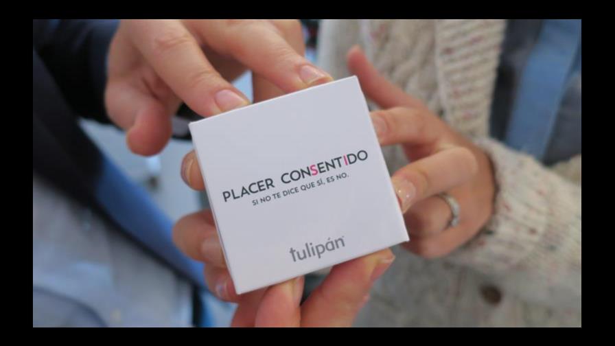 El preservativo que se abre con cuatro manos para fomentar el consentimiento