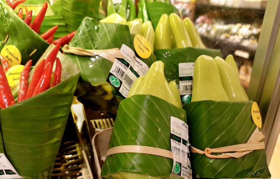 Un supermercado eliminó fundas por hojas de plátano