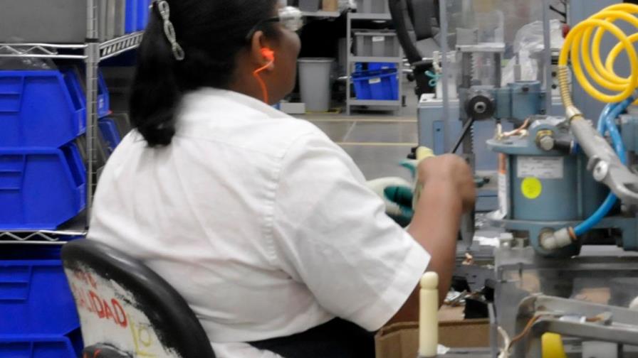 Las mujeres trabajan 21 horas más que los hombres Las mujeres trabajan 21 horas más que los hombres