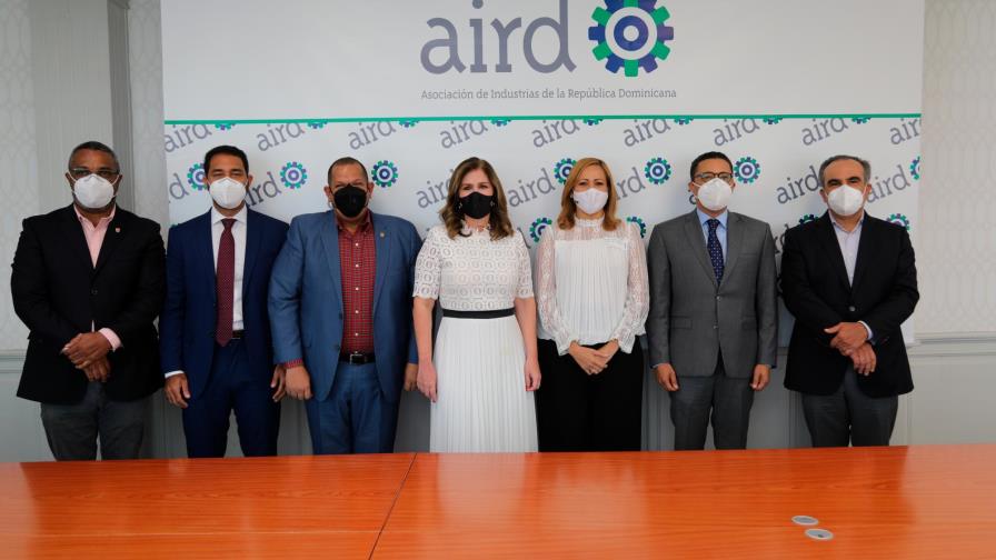 Firman convenio para la recolección de botellitas plásticas en Santo Domingo Norte 