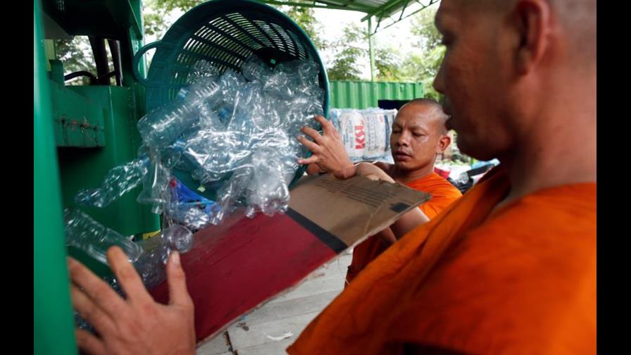  Botellas de plástico recicladas para vestir a monjes budistas de Bangkok