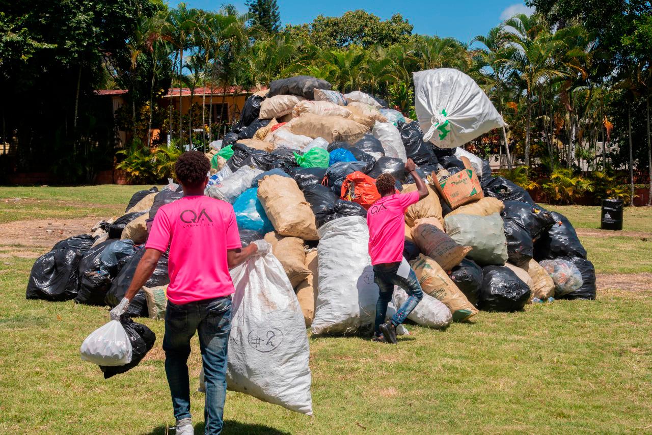 Antes del mediodía ya se observaba una gran cantidad de sacos y fundas amontonadas.