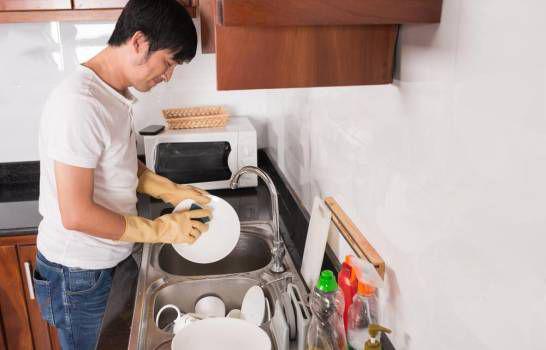 Por qué no debes dejar los platos sin lavar