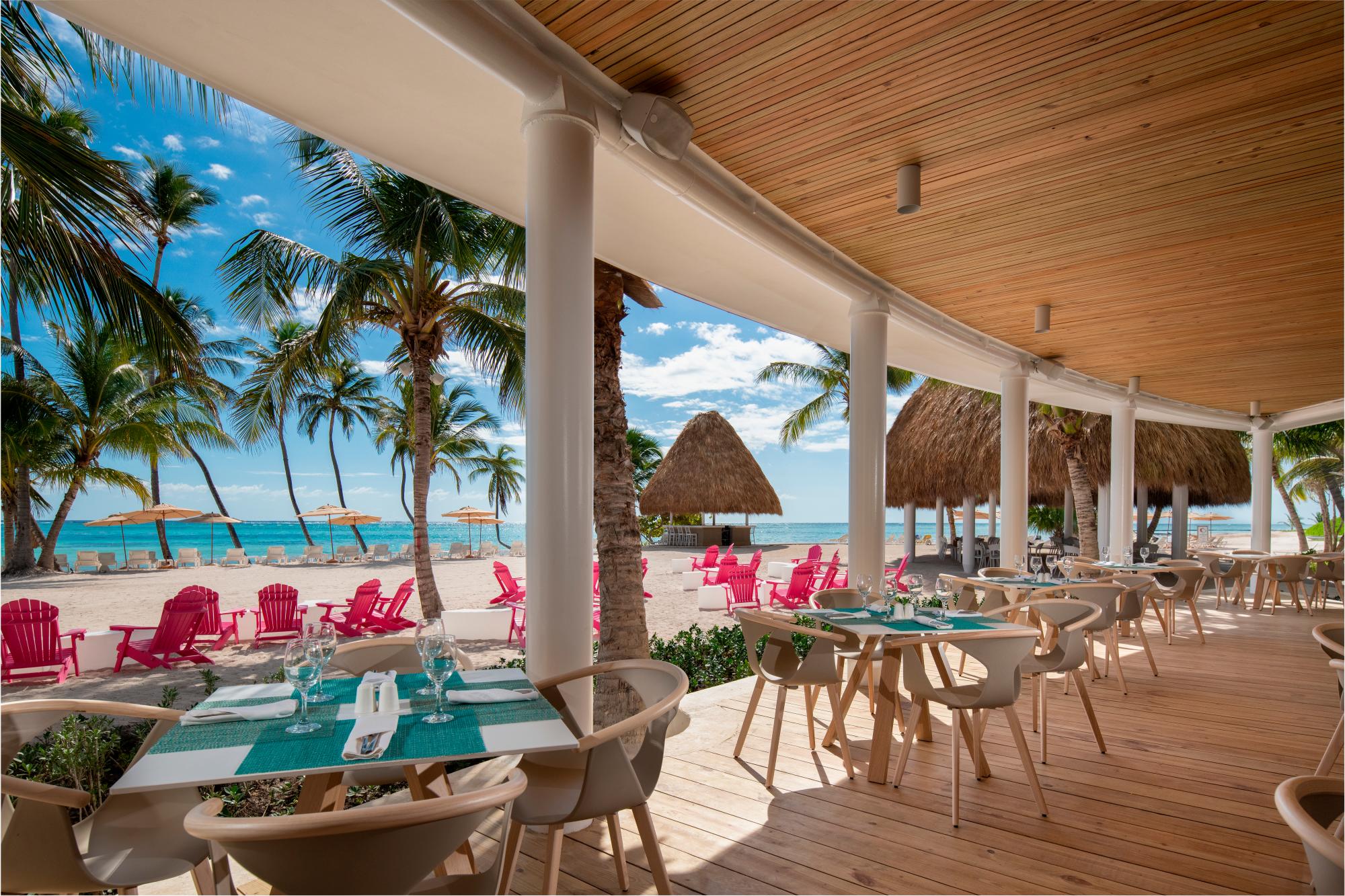 Restaurante Playa Blanca, al pie de la playa, sirve pescado y marisco fresco y unos cocteles de escándalo.