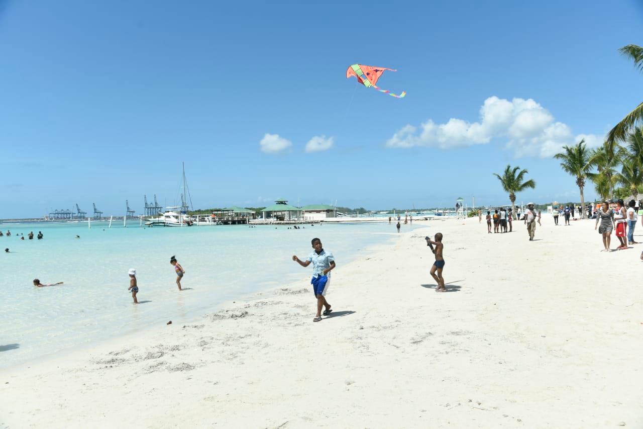 Algunos de los bañistas que acudieron temprano a la playa de Boca Chica.