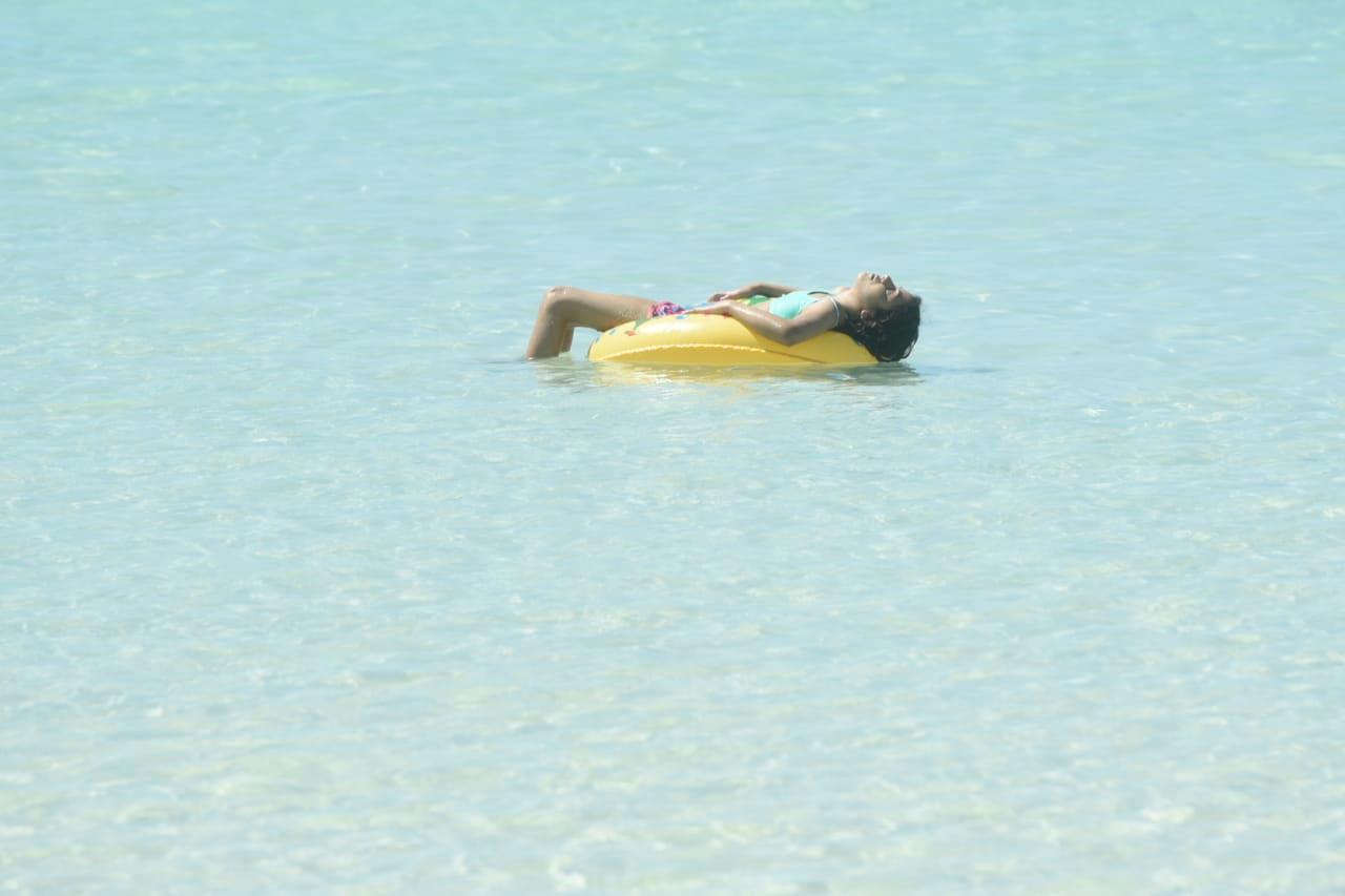 Un menor disfruta de la playa de Boca Chica este Viernes Santo.