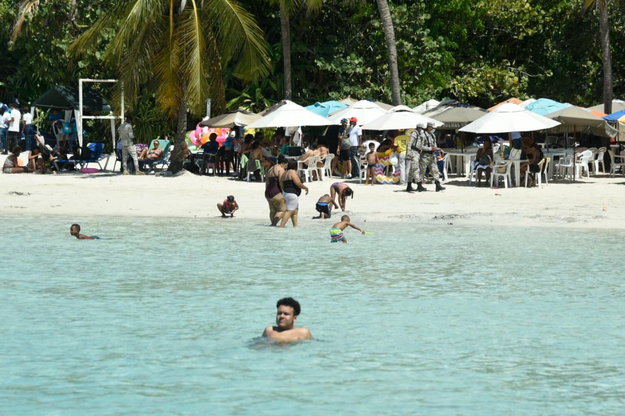 La playa de Boca Chica es uno de los lugares emblemáticos en los días de asuetos de los dominicanos.