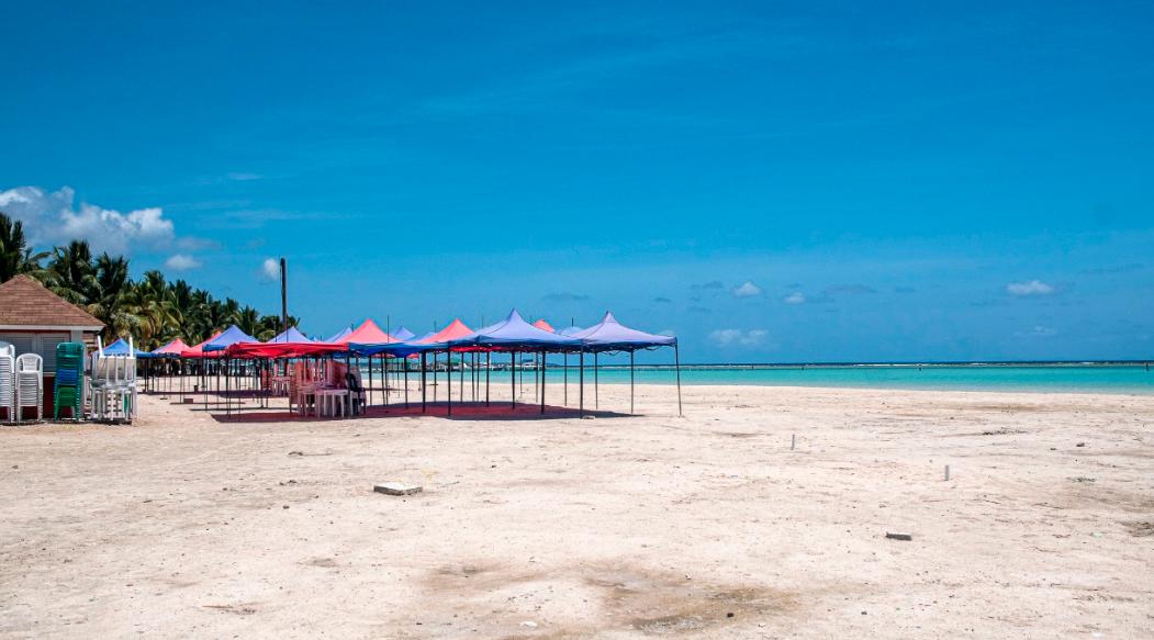 La playa de Boca Chica lució desolada este Viernes Santo