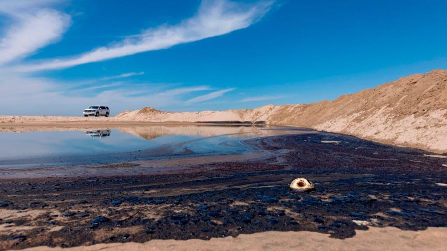 Un gran vertido de crudo golpea las playas del sur de California