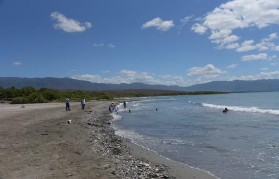 La playa Monte Río, en Azua, tenía pocos bañistas al mediodía