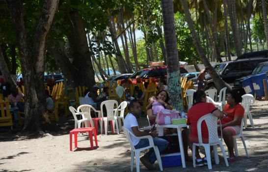 Muchas personas en playa Najayo, mientras hay pocas en Palenque