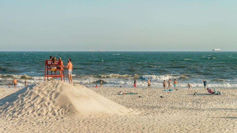 Nueva York reabrirá playas el 22 de mayo y muertes por virus vuelven a bajar