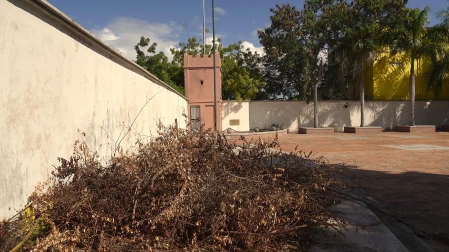 Plaza dedicada a la Constitución  en franco deterioro en Santiago