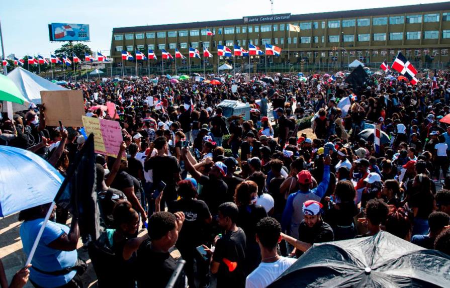 Jóvenes que protestan en Plaza de la Bandera se reúnen para redefinir estrategias