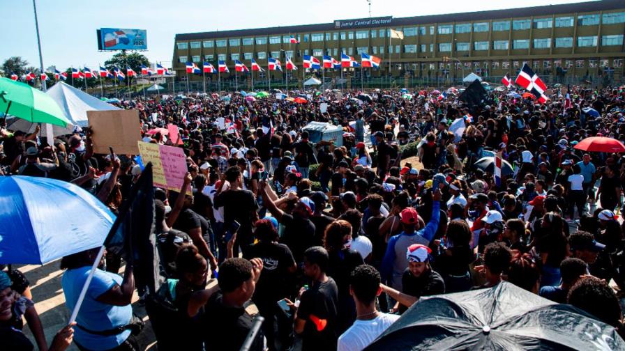 Jóvenes que protestan en Plaza de la Bandera se reúnen para redefinir estrategias Jóvenes que protestan en Plaza de la Bandera se reúnen para redefinir estrategias