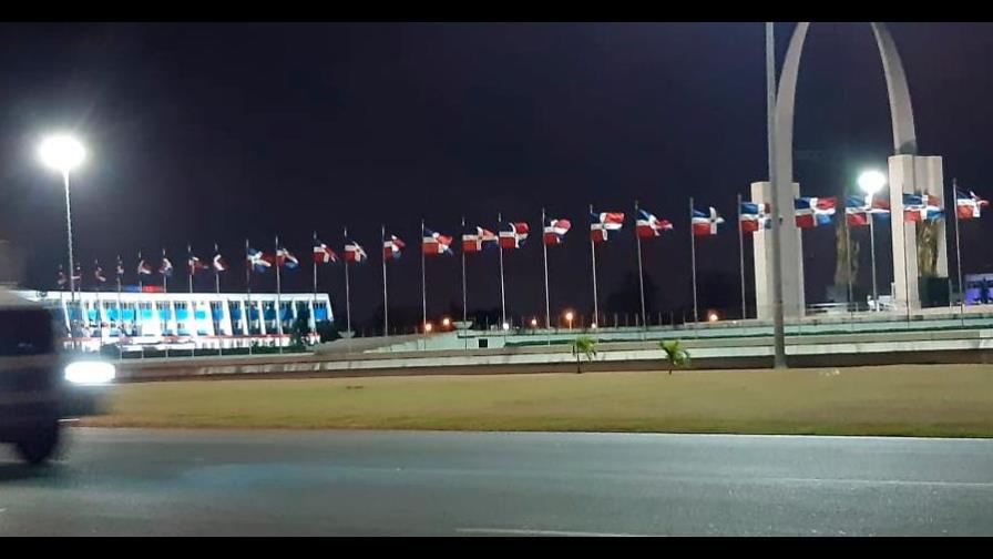 Retiran vallas y policías de la Plaza de la Bandera