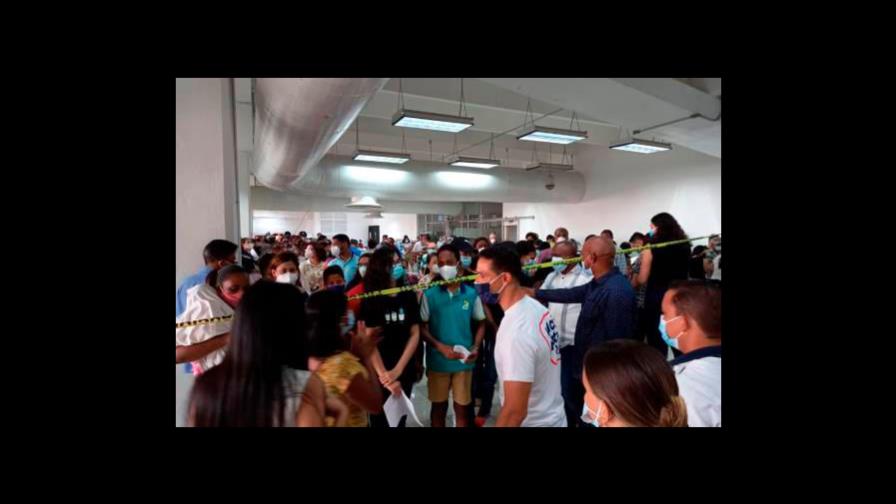Centro de vacunación en Plaza Lama continúa abarrotado de personas