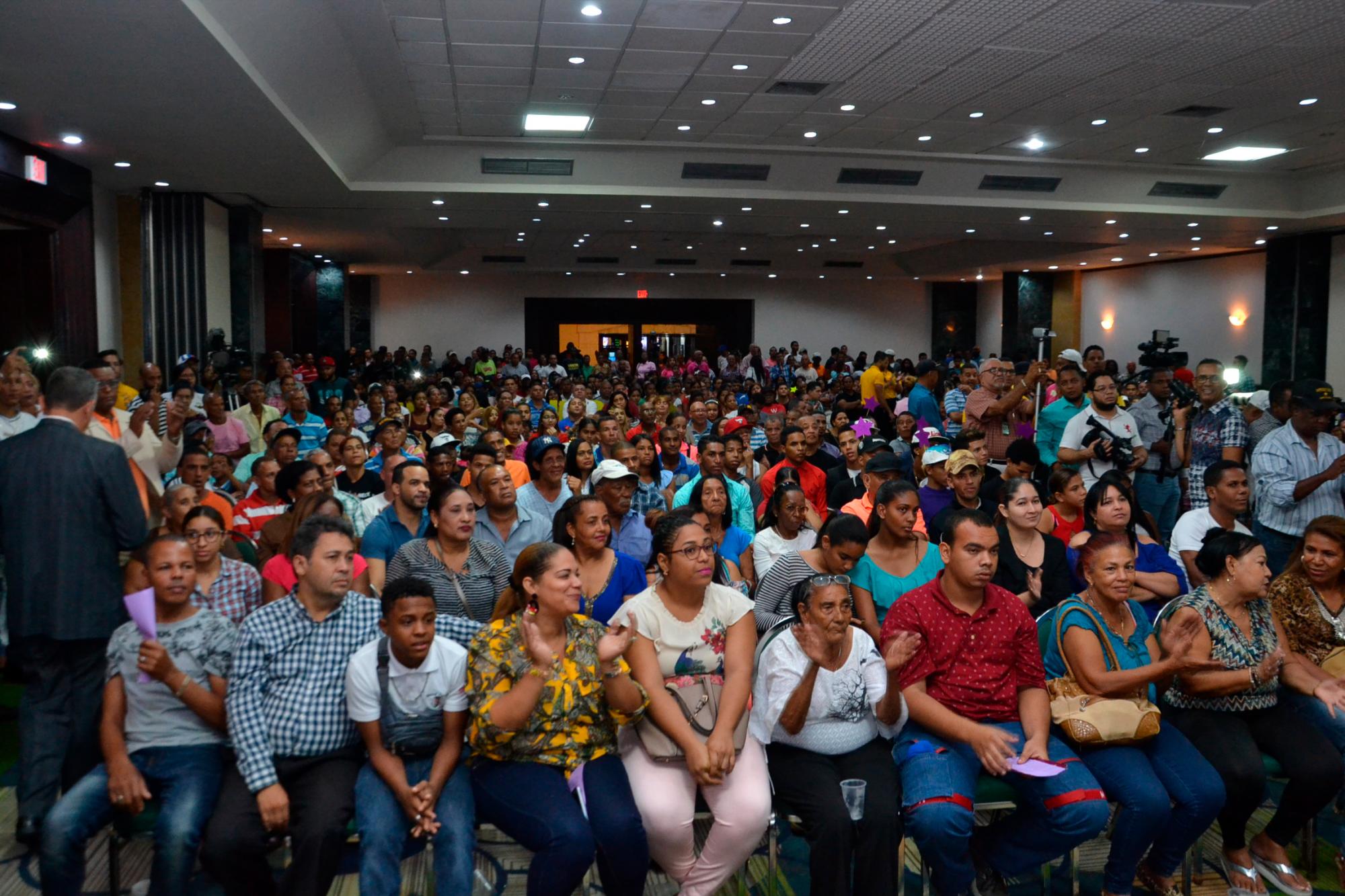 Decenas de seguidores del PLD acudieron al hotel Gran Almirante, de Santiago.