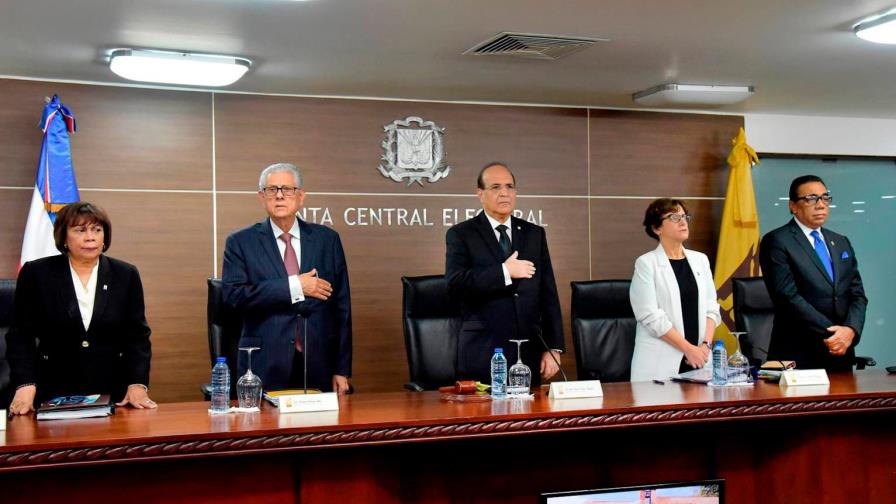 Pleno de la JCE se reúne con miembros de la comisión de acompañamiento Pleno de la JCE se reúne con miembros de la comisión de acompañamiento