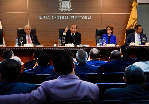 JCE propone a partidos conteo manual y voto automatizado en elecciones municipales