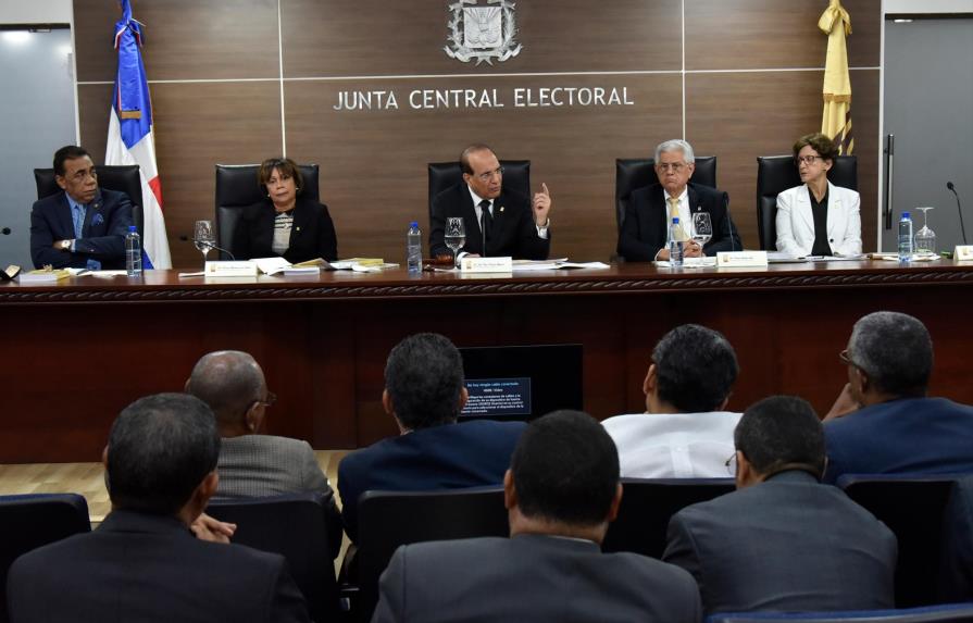 Pleno JCE otorga plazo de 15 días para retirar propaganda electoral en espacios públicos 