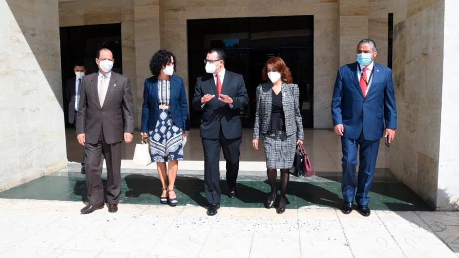 Miembros de la JCE viajan a EE. UU. a investigar el cierre de cuenta bancaria