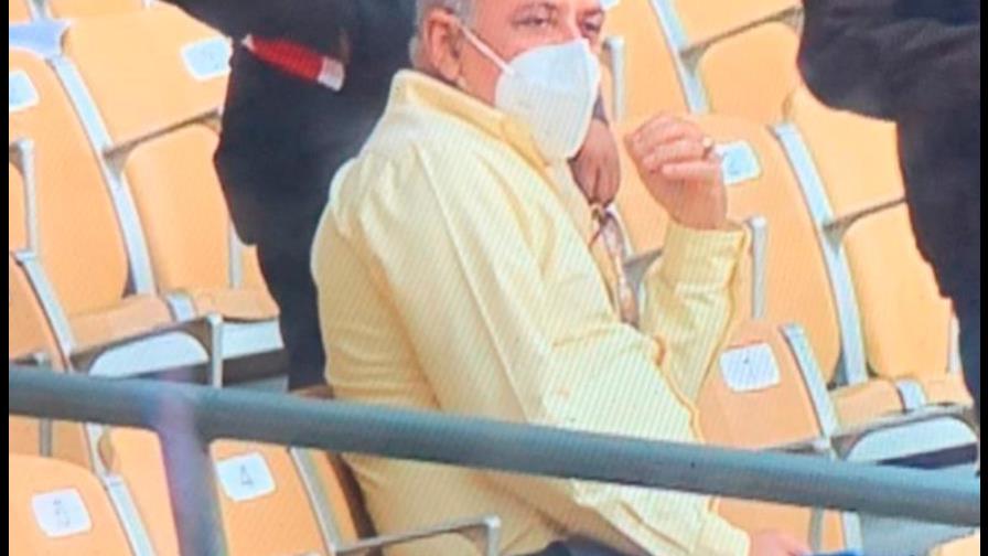 Circula foto del ministro de Salud, Plutarco Arias, en el juego de Águilas y Gigantes
