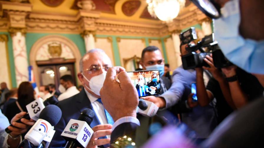 Ministro Salud admite que “casas comerciales han ido fallando” en la entrega de vacunas contra el COVID-19 