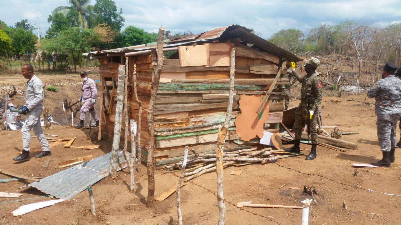 Las casas de maderas construidas en las tierras invadidas próximo al barrio Los Restauradores, de Mao.