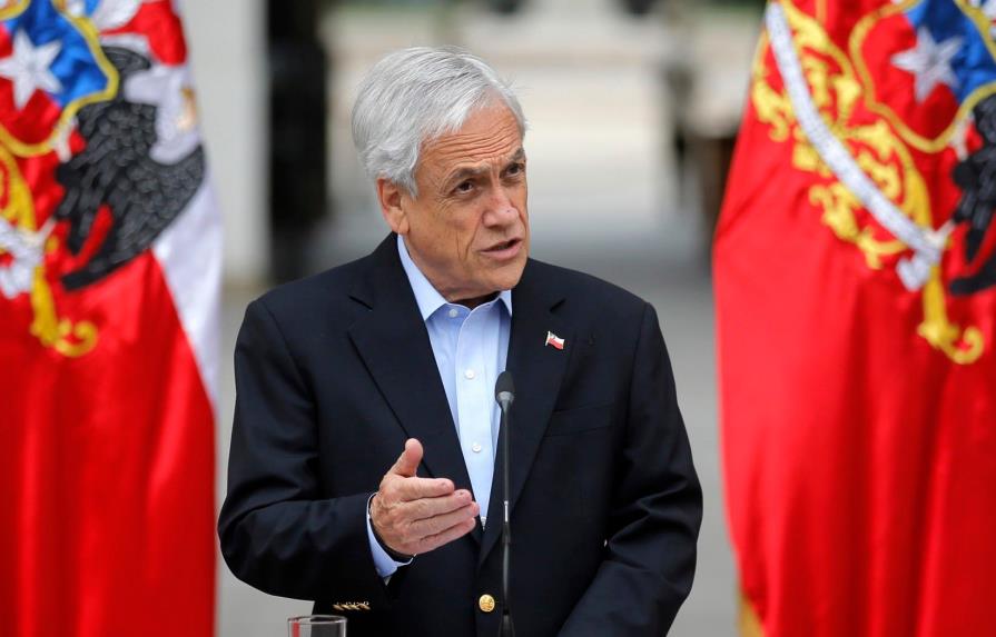 Piñera entrega bono y préstamos a clase media chilena