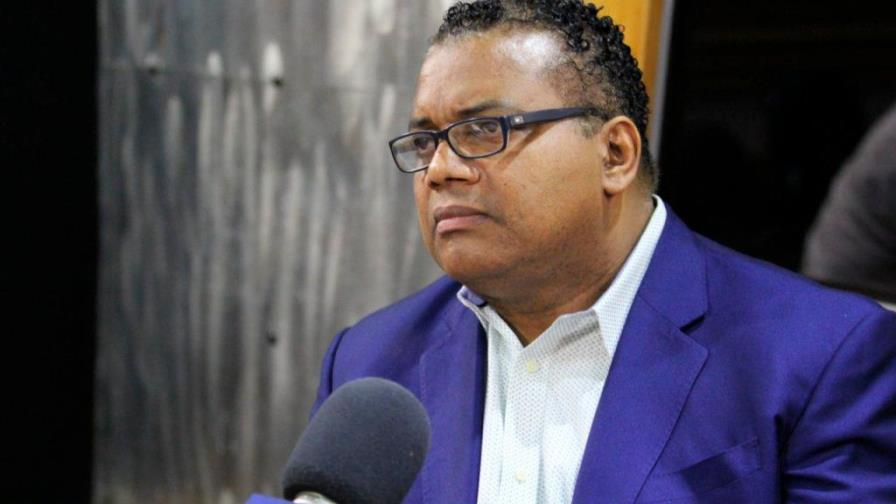 Pochy Familia entre los graduandos de postgrados de la UASD