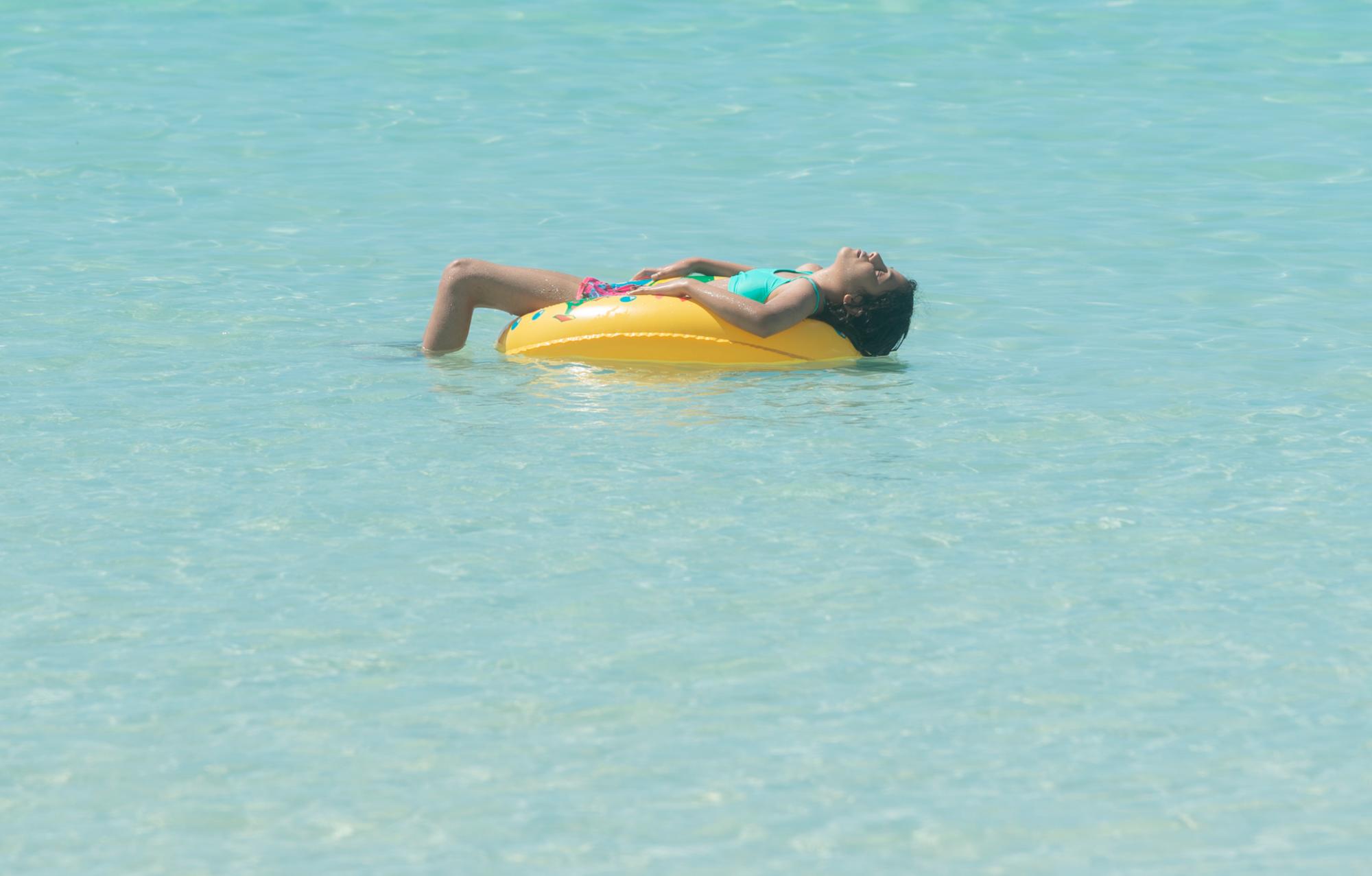 Un menor disfruta de la playa de Boca Chica este Viernes Santo.  (Eddy Vittini)
