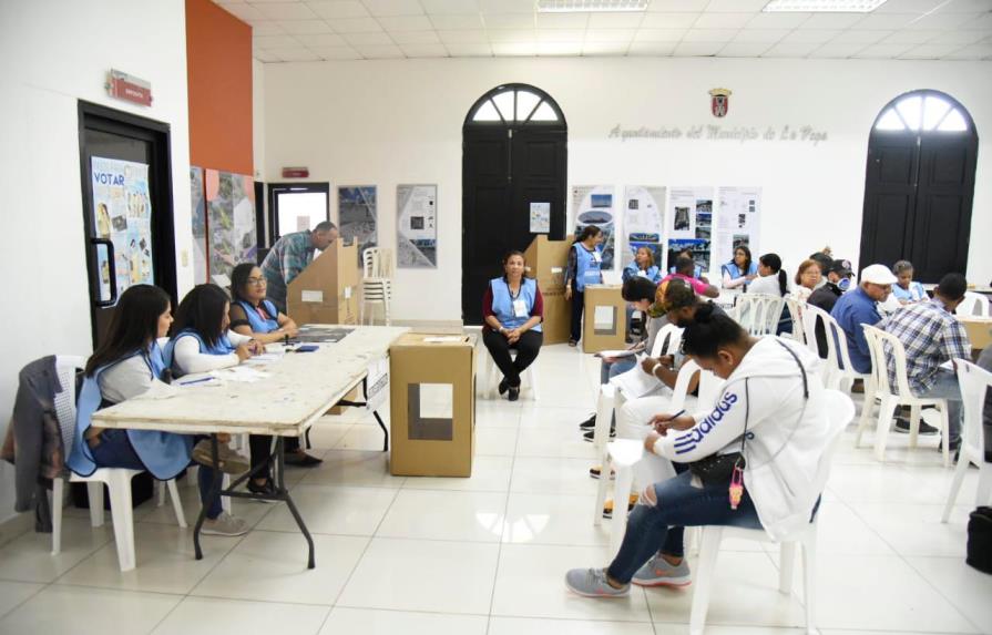 Pocos electores acuden a votar en el municipio de  La Vega
