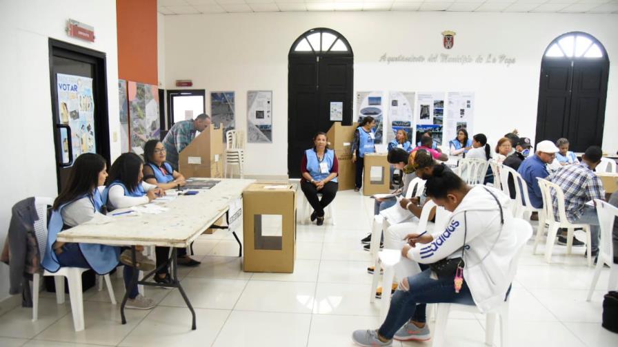 Pocos electores acuden a votar en el municipio de La Vega Pocos electores acuden a votar en el municipio de La Vega