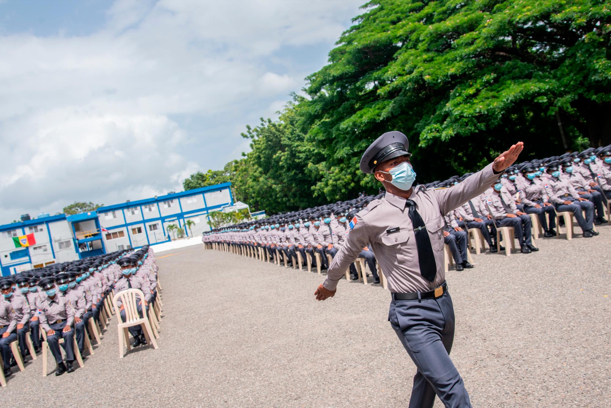 Los nuevos rasos pertenecen a la 136 promoción de la Escuela de Entrenamiento Policial Mayor General Benito Monción Leonardo.
