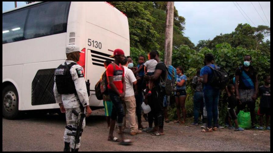Policía halla 86 migrantes en un camión y arresta a tres traficantes en México