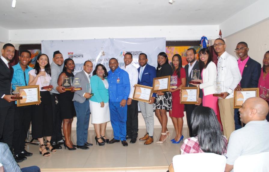 Cabildo de Santo Domingo Norte reconoce 16 jóvenes destacados